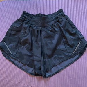 Lululemon Low Rise Hotty Hots 4 inch in Black Camo
